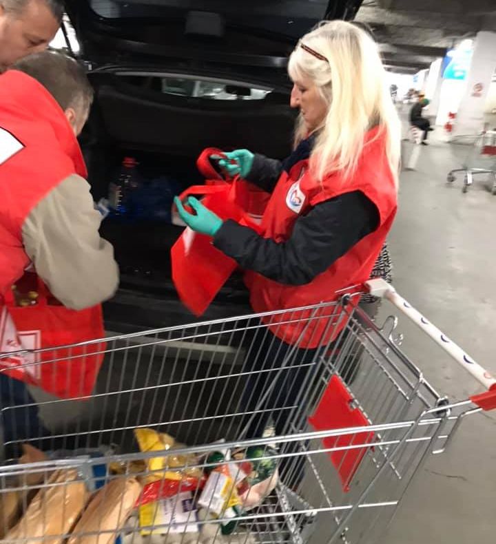 Decizia lui Vela, liber la hypermarketuri de Paște