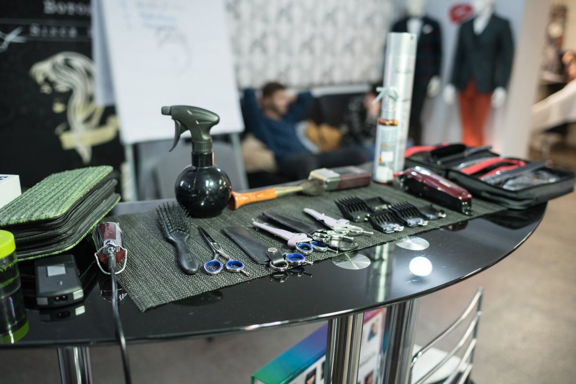 Când ne putem tunde. Ministrul Vela a dat informația