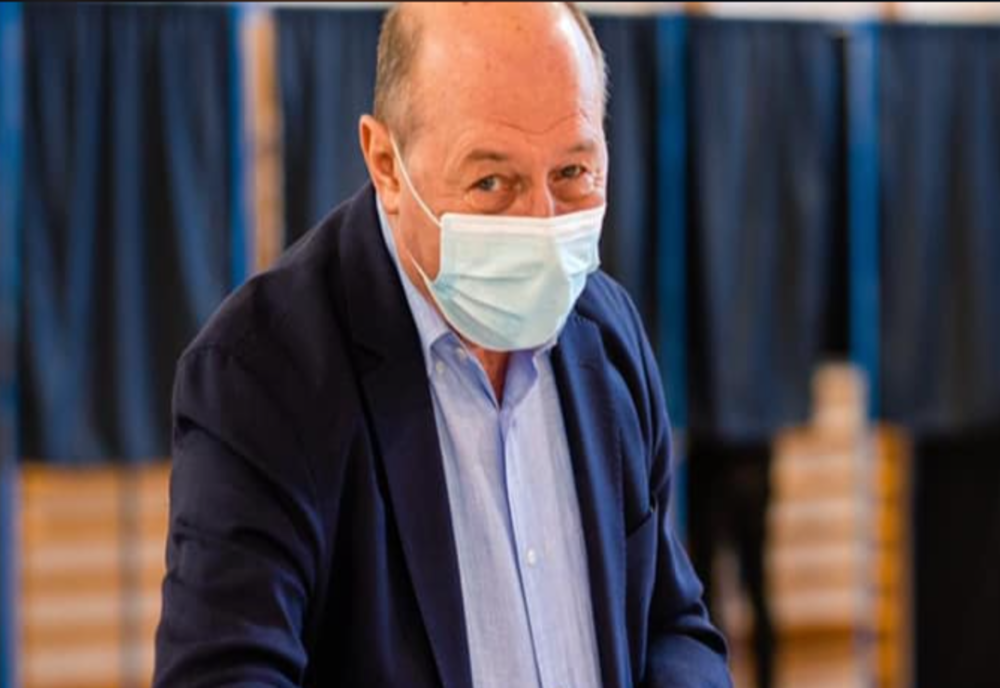 Băsescu cere Guvernului săaducă de urgență în România vaccinul Rusiei împotriva Covid