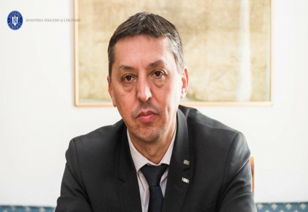 „SE MERGE PREA DEPARTE ÎN IDEEA DE A NU-I PUNE PE UNII ÎNTR-O LUMINĂ PROASTĂ”. MINISTRUL EDUCAȚIEI VREA SĂ INTERZICĂ ÎNVĂȚĂTORILOR SĂ MAI DISCUTE PUBLIC REZULTATELE ELEVILOR