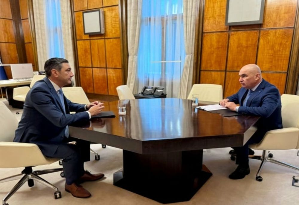 PREMIERUL BOLOJAN DUPĂ CE A DISCUTAT CU PROCURORUL GENERAL ALEX FLORENȚA DESPRE REFORMA PENSIILOR MAGISTRAȚILOR: UN PROCES MAI AMPLU DE DIALOG INSTITUȚIONAL