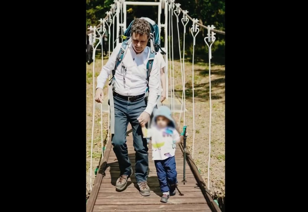 VIDEO – ”BUNĂ ZIUA, LEBĂDĂ!”. IMAGINI INEDITE CU PREȘEDINTELE ROMÂNIEI, NICUȘOR DAN, ÎN DRUMEȚIE CU COPIII