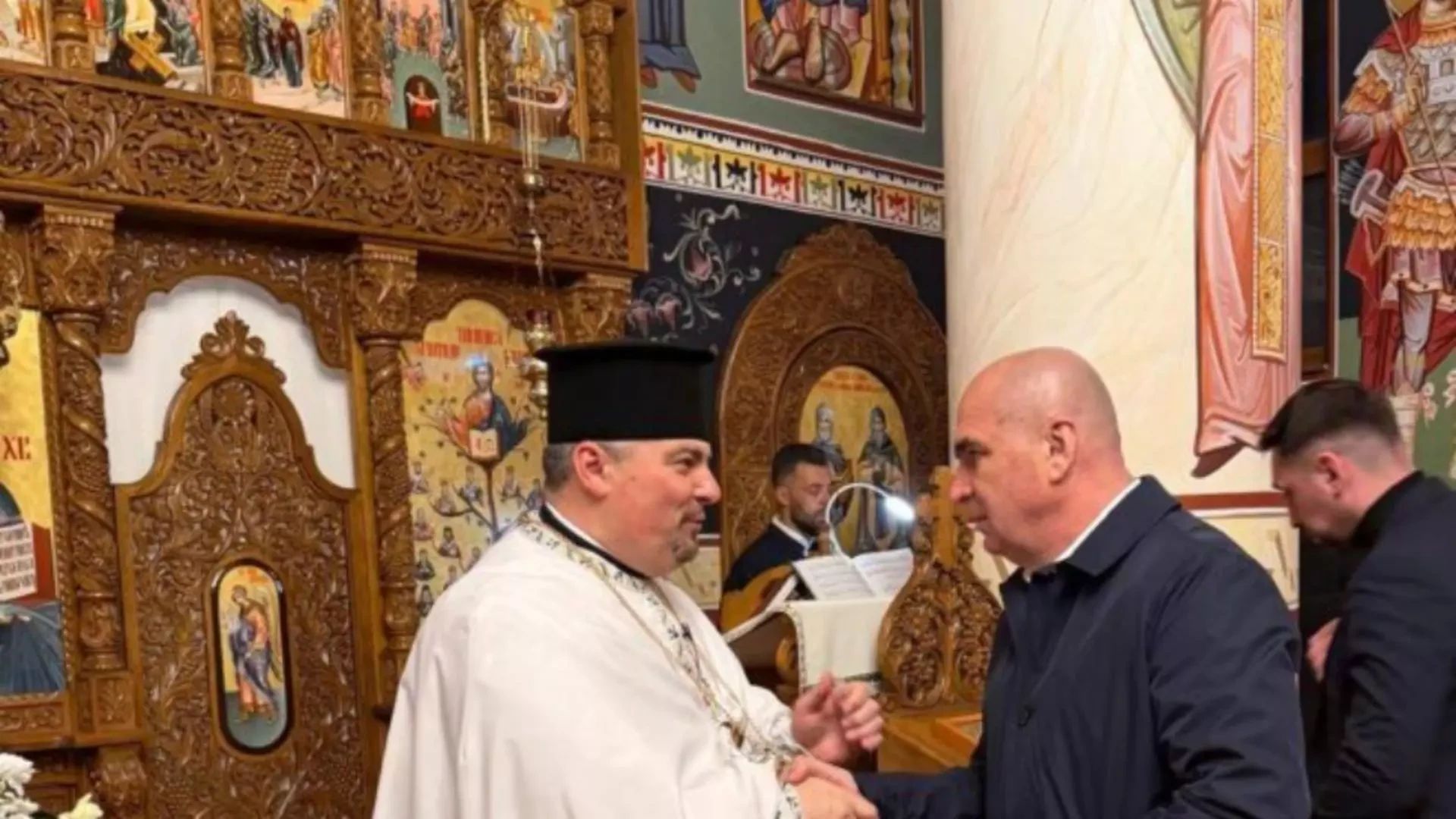 Premierul Ilie Bolojan a fost la biserica din Sînmartin, în noaptea de Înviere - FOTO GALERIE